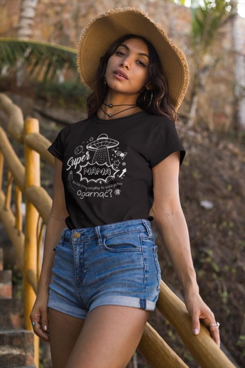 Koszulka dla Mamy na Dzień Mamy prezent z napisem Super Mama, bo kto inny mógłby to ogarnąć kolor czarny (1).jpg
