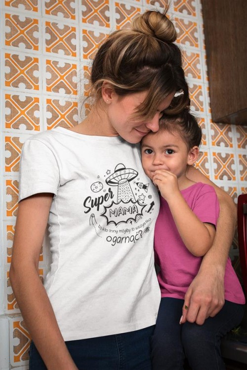 Koszulka dla Mamy na Dzień Mamy prezent z napisem Super Mama, bo kto inny mógłby to ogarnąć kolor biały (3).jpg