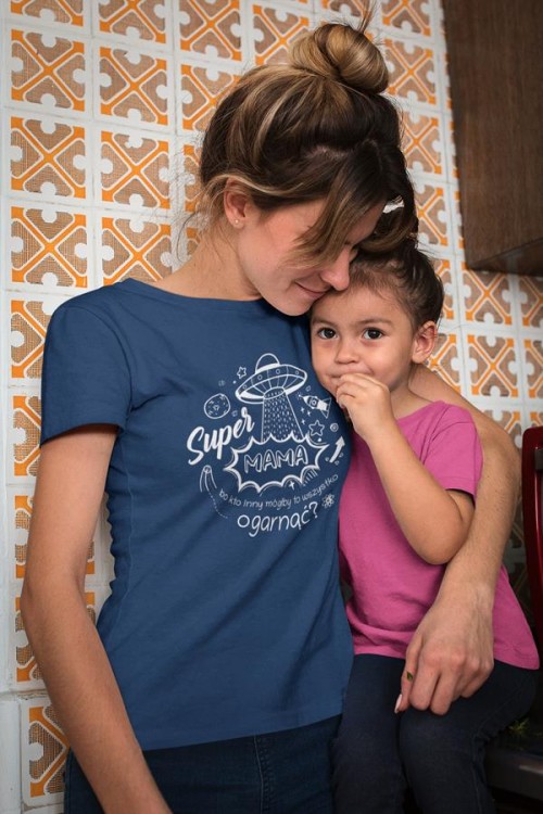 Koszulka dla Mamy na Dzień Mamy prezent z napisem Super Mama, bo kto inny mógłby to ogarnąć kolor granatowy (3).jpg