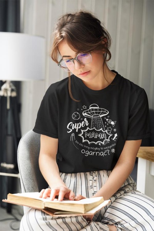 Koszulka dla Mamy na Dzień Mamy prezent z napisem Super Mama, bo kto inny mógłby to ogarnąć kolor czarny (6).jpg