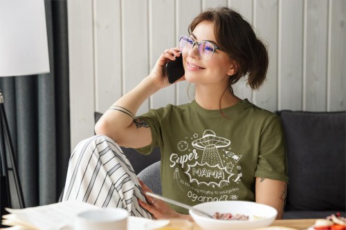 Koszulka dla Mamy na Dzień Mamy zestaw z kubkiem i nadrukiem Super Mama, bo kto inny mógłby to ogarnąć kolor khaki (3).jpg