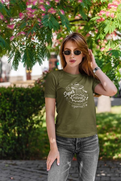 Koszulka dla Mamy na Dzień Mamy zestaw z kubkiem i nadrukiem Super Mama, bo kto inny mógłby to ogarnąć kolor khaki (7).jpg