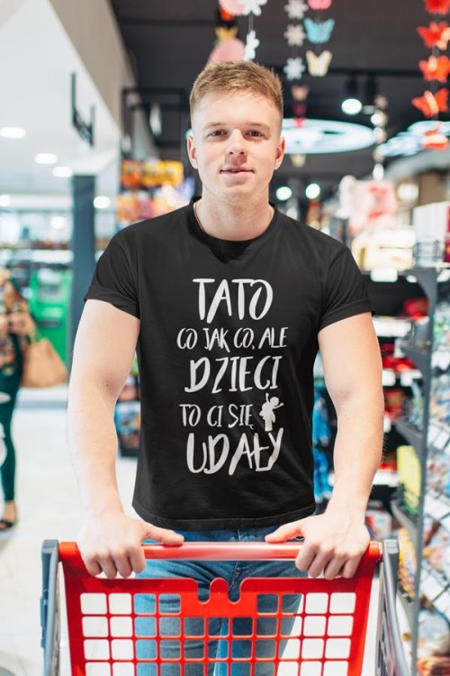 Koszulka dla taty wraz z kubkiem TATO CO JAK CO, ALE DZIECI CI SIĘ UDAŁY kolor czarny (3).jpg