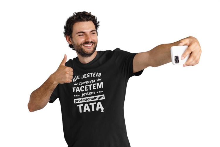 Koszulka dla taty wraz z kubkiem z nadrukiem Nie jestem zwykłym facetem jestem profesjonalnym tatą  (1).jpg