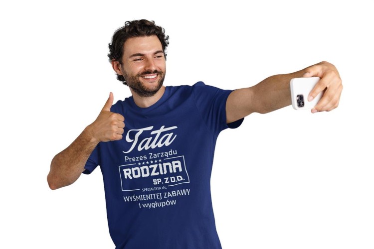 KOSZULKA DLA TATY NA PREZENT NA URODZINY NA DZIEŃ OJCA Tata Prezes Zarządu Rodzina SP. ZO.O. specjalista ds. wyśmienitej zabawy i wygłupów kolor granat (1).jpg
