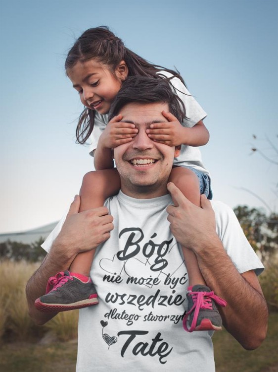 Koszulka dla taty wraz z kubkiem z nadrukiem Bóg nie może być wszędzie dlatego stworzył Tatę t-shirt w kolorze białym (1).jpg