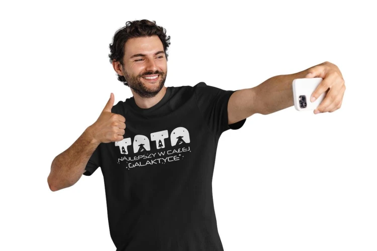Koszulka dla taty wraz z kubkiem z napisem TATA najlepszy w całej galaktyce t-shirt w kolorze czarnym (1).jpg