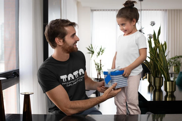 Koszulka dla taty wraz z kubkiem z napisem TATA najlepszy w całej galaktyce t-shirt w kolorze czarnym (3).jpg