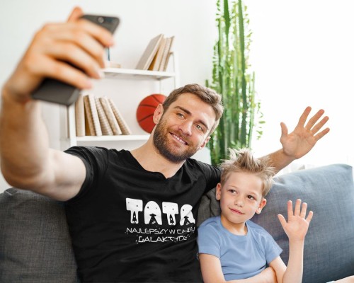 Koszulka dla taty wraz z kubkiem z napisem TATA najlepszy w całej galaktyce t-shirt w kolorze czarnym (6).jpg
