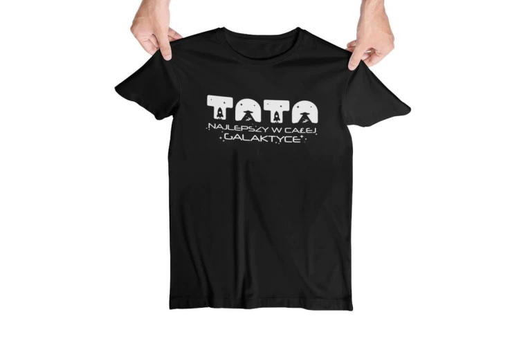 Koszulka dla taty wraz z kubkiem z napisem TATA najlepszy w całej galaktyce t-shirt w kolorze czarnym (1).jpg