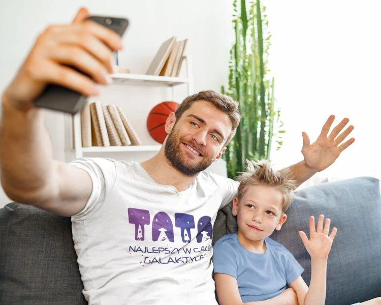Koszulka dla taty wraz z kubkiem z napisem TATA najlepszy w całej galaktyce t-shirt w kolorze białym (5).jpg