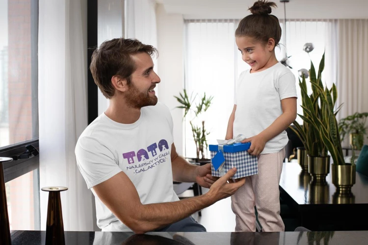 Koszulka dla taty wraz z kubkiem z napisem TATA najlepszy w całej galaktyce t-shirt w kolorze białym (2).jpg