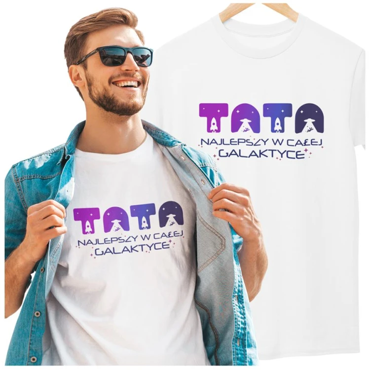 Koszulka dla taty wraz z kubkiem z napisem TATA najlepszy w całej galaktyce t-shirt w kolorze białym (2).jpg