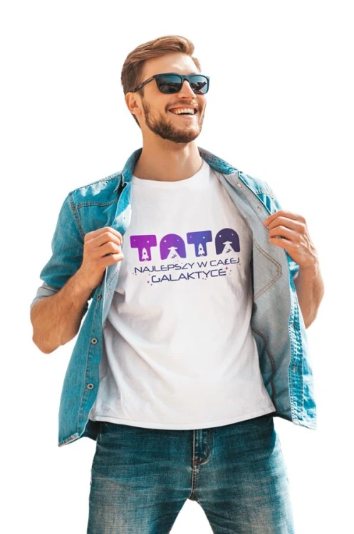 Koszulka dla taty wraz z kubkiem z napisem TATA najlepszy w całej galaktyce t-shirt w kolorze białym (1).jpg