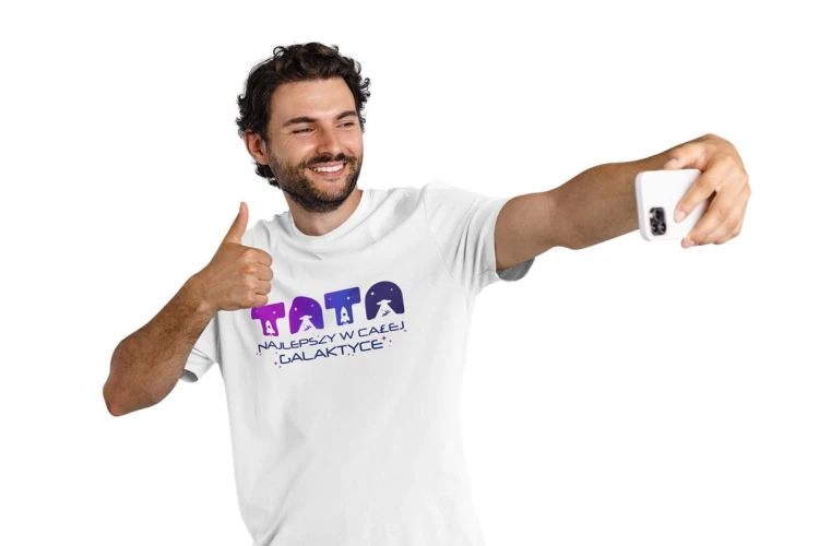 Koszulka dla taty wraz z kubkiem z napisem TATA najlepszy w całej galaktyce t-shirt w kolorze białym (2).jpg