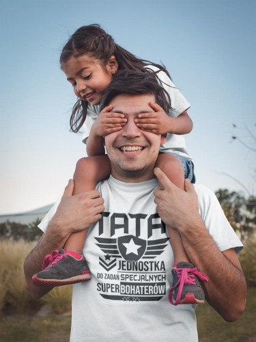 Koszulka dla taty wraz z kubkiem z nadrukiem Tata jednostka do zadań specjalnych super bohaterów t-shirt w kolorze białym (2).jpg