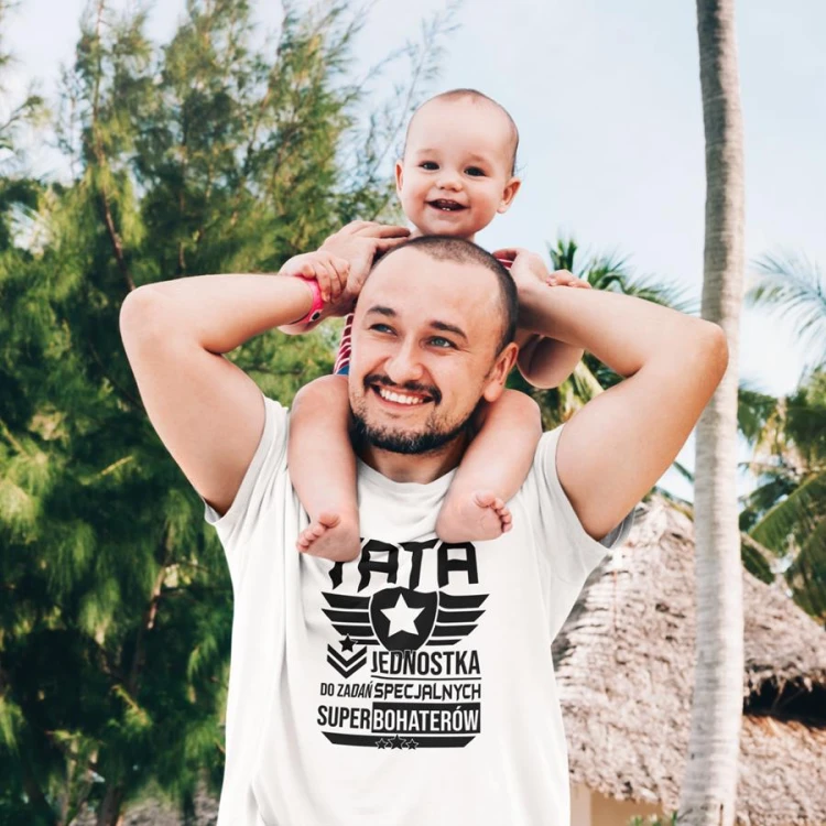 Koszulka dla taty wraz z kubkiem z nadrukiem Tata jednostka do zadań specjalnych super bohaterów t-shirt w kolorze białym (4).jpg