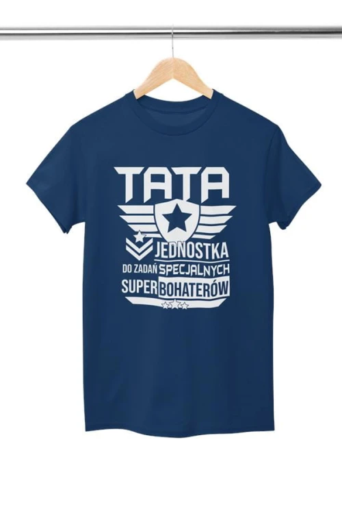 Koszulka z imieniem na plecach dla TATY modny prezent na Dzień Ojca Stylowa koszulka z napisem TATA JEDNOSTKA DO ZADAŃ SECJALNYCH SUPERBOHATERÓW kolor gra.jpg
