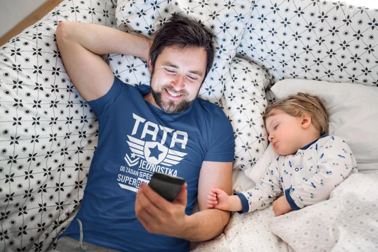 Koszulka z imieniem na plecach dla TATY modny prezent na Dzień Ojca Stylowa koszulka z napisem TATA JEDNOSTKA DO ZADAŃ SECJALNYCH SUPERBOHATERÓW kolor granatowy (7).jpg