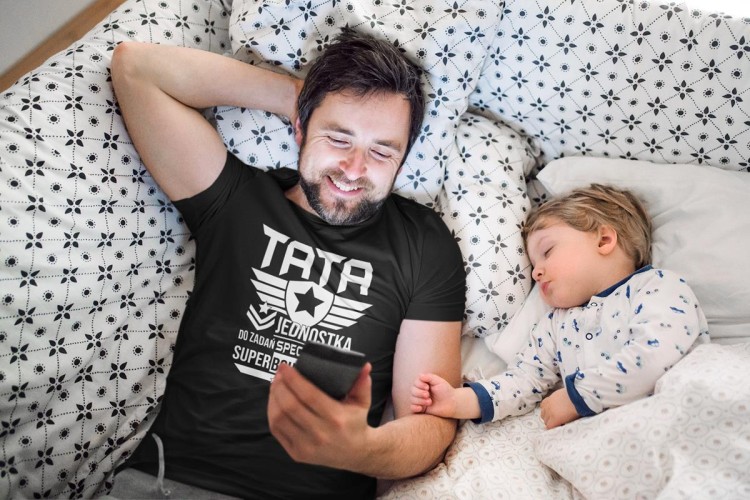 Koszulka z imieniem na plecach dla TATY modny prezent na Dzień Ojca Stylowa koszulka z napisem TATA JEDNOSTKA DO ZADAŃ SECJALNYCH SUPERBOHATERÓW kolor czarny (9).jpg