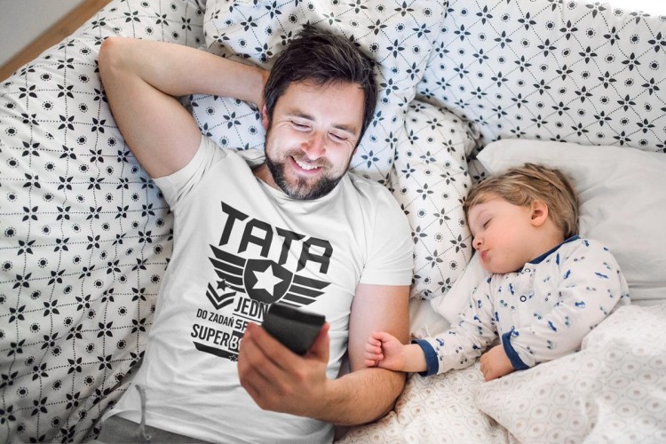 Koszulka z imieniem na plecach dla TATY modny prezent na Dzień Ojca Stylowa koszulka z napisem TATA JEDNOSTKA DO ZADAŃ SECJALNYCH SUPERBOHATERÓW kolor biały (5).jpg