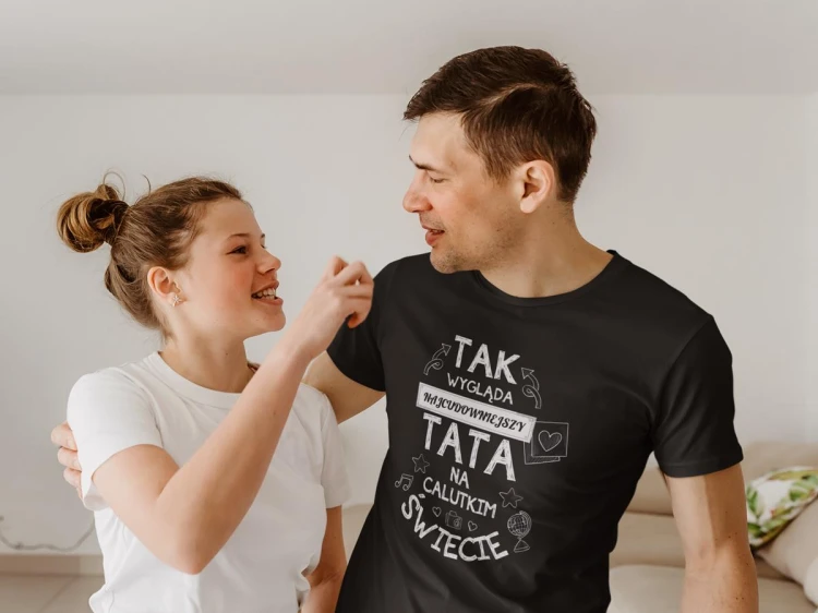 Koszulka dla taty wraz z kubkiem z nadrukiem Tak wygląda najcudowniejszy tata na calutkim świecie czarny (4).jpg