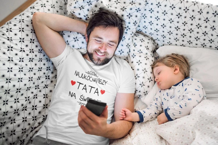 Koszulka dla taty wraz z kubkiem z nadrukiem Najukochańszy tata na świecie t-shirt w kolorze białym (5).jpg