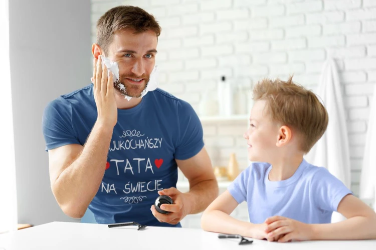 Koszulka dla taty wraz z kubkiem z nadrukiem Najukochańszy tata na świecie t-shirt w kolorze granatowym (1).jpg