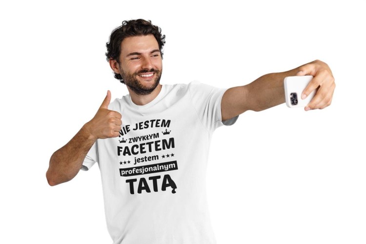Koszulka dla TATY modny prezent na Dzień Ojca Stylowa koszulka Nie jestem zwykłym facetem jestem profesjonalnym TATĄ kolor biały (1).jpg
