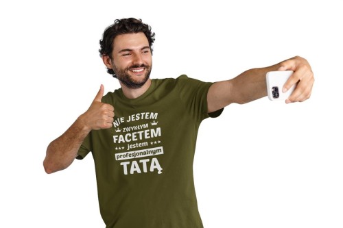 Koszulka dla TATY modny prezent na Dzień Ojca Stylowa koszulka Nie jestem zwykłym facetem jestem profesjonalnym TATĄ kolor khaki  (2).jpg
