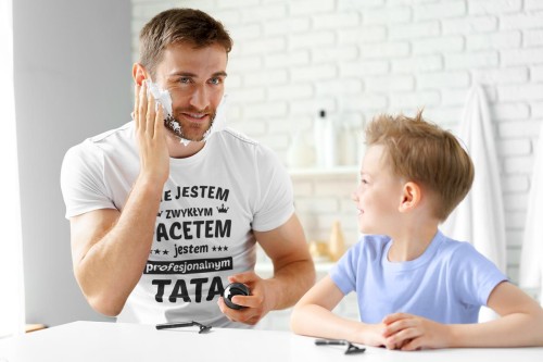 Koszulka dla taty wraz z kubkiem z nadrukiem Nie jestem zwykłym facetem jestem profesjonalnym tatą w kolorze białym (2).jpg
