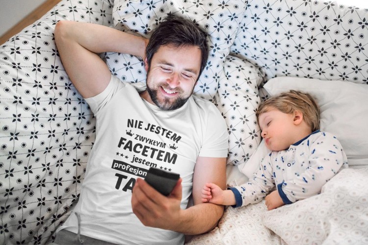 Koszulka dla taty wraz z kubkiem z nadrukiem Nie jestem zwykłym facetem jestem profesjonalnym tatą w kolorze białym (7).jpg