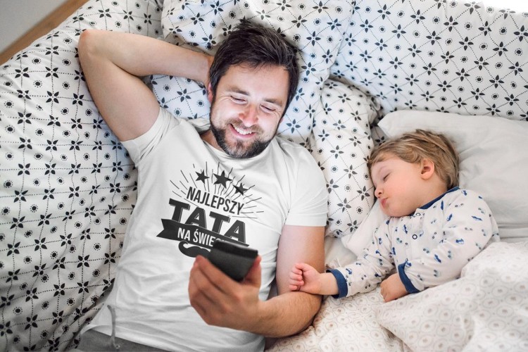 Koszulka dla taty wraz z kubkiem z nadrukiem Najlepszy tata na świecie t-shirt w kolorze białym (6).jpg