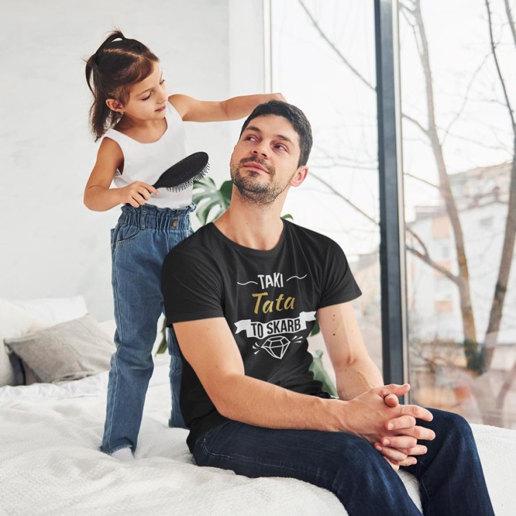 Koszulka dla taty wraz z kubkiem z nadrukiem Taki tata to skarb t-shirt w kolorze czarnym  (4).jpg