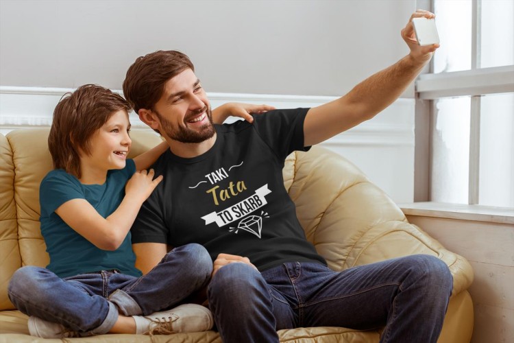 Koszulka dla taty wraz z kubkiem z nadrukiem Taki tata to skarb t-shirt w kolorze czarnym  (5).jpg