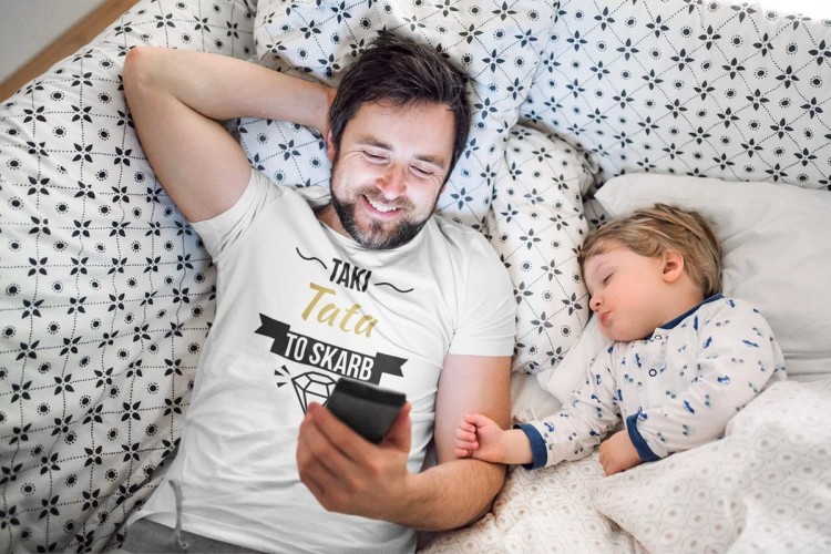 Koszulka dla taty wraz z kubkiem z nadrukiem Taki tata to skarb t-shirt w kolorze białym (7).jpg