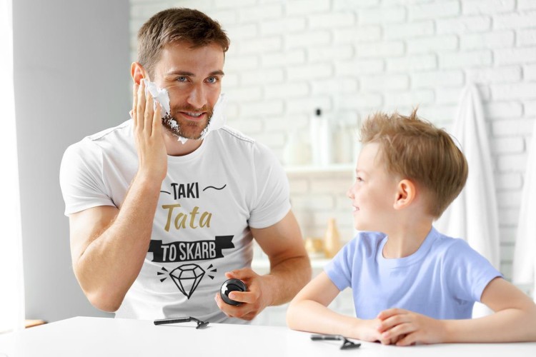 Koszulka dla taty wraz z kubkiem z nadrukiem Taki tata to skarb t-shirt w kolorze białym (8).jpg