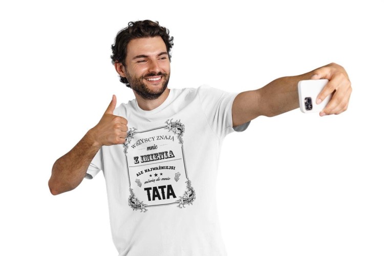 Koszulka dla taty wraz z kubkiem Wszyscy znają mnie z imienia ale najważniejsi mówią do mnie tata t-shirt w kolorze białym (1).jpg