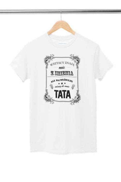 Koszulka dla taty wraz z kubkiem Wszyscy znają mnie z imienia ale najważniejsi mówią do mnie tata t-shirt w kolorze białym (3).jpg