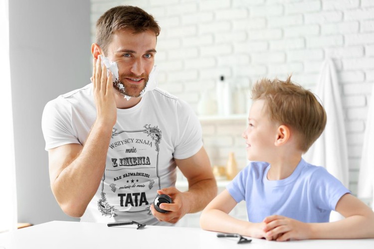 Koszulka dla taty wraz z kubkiem Wszyscy znają mnie z imienia ale najważniejsi mówią do mnie tata t-shirt w kolorze białym (4).jpg