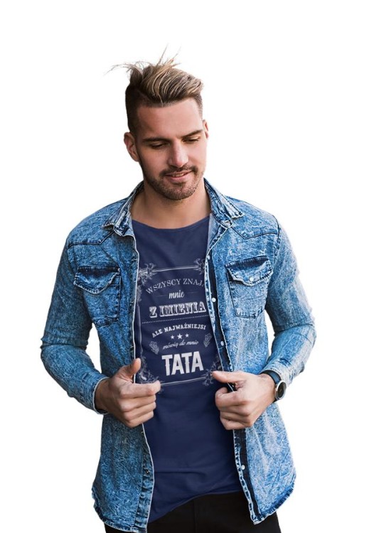 Koszulka dla taty wraz z kubkiem Wszyscy znają mnie z imienia ale najważniejsi mówią do mnie TATA t-shirt w kolorze granatowym (1).jpg