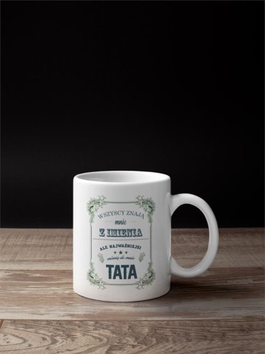 Koszulka dla taty wraz z kubkiem Wszyscy znają mnie z imienia ale najważniejsi mówią do mnie TATA t-shirt w kolorze granatowym (3).jpg