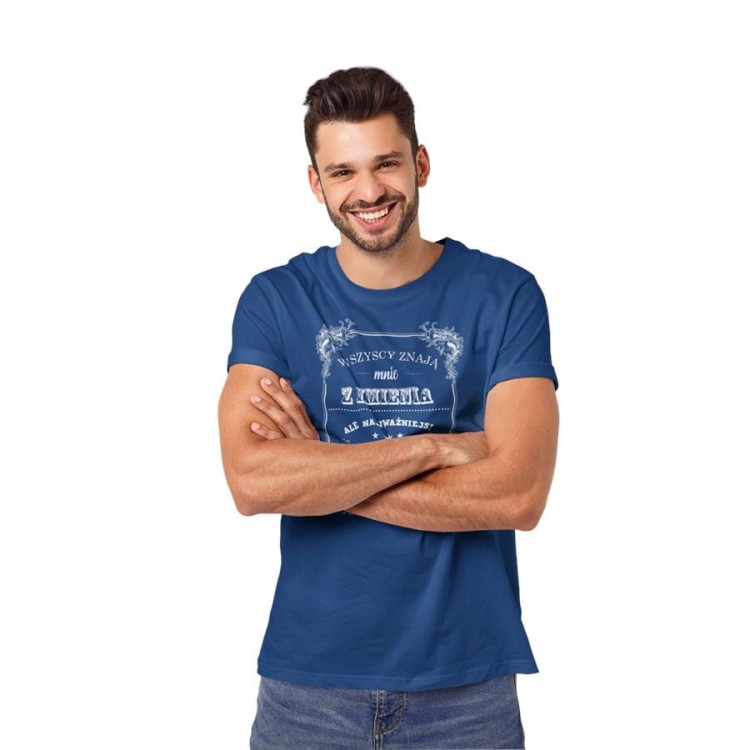 Koszulka dla taty wraz z kubkiem Wszyscy znają mnie z imienia ale najważniejsi mówią do mnie TATA t-shirt w kolorze granatowym (3).jpg