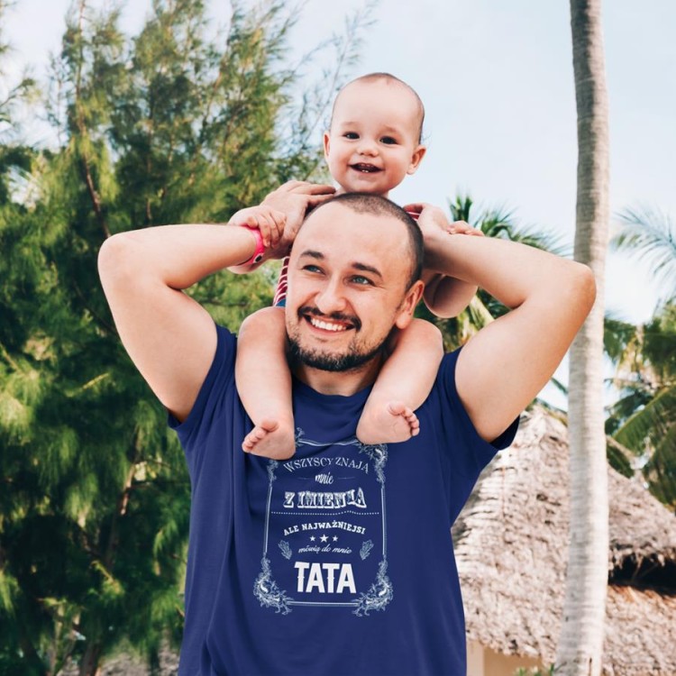 Koszulka dla taty wraz z kubkiem Wszyscy znają mnie z imienia ale najważniejsi mówią do mnie TATA t-shirt w kolorze granatowym (4).jpg
