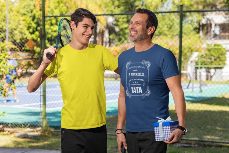 Koszulka dla taty wraz z kubkiem Wszyscy znają mnie z imienia ale najważniejsi mówią do mnie TATA t-shirt w kolorze granatowym (5).jpg