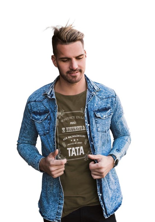 Koszulka dla taty wraz z kubkiem Wszyscy znają mnie z imienia ale najważniejsi mówią do mnie TATA t-shirt w kolorze khaki (2).jpg