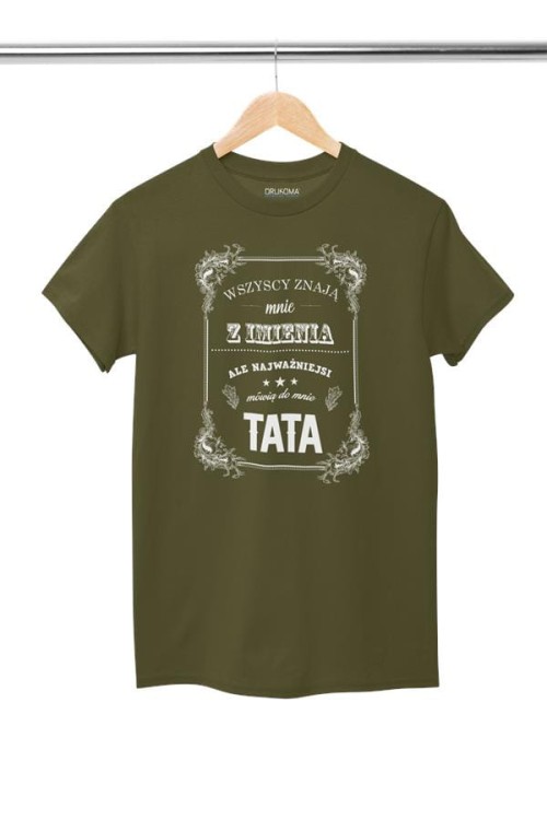 Koszulka dla taty wraz z kubkiem Wszyscy znają mnie z imienia ale najważniejsi mówią do mnie TATA t-shirt w kolorze khaki (2).jpg