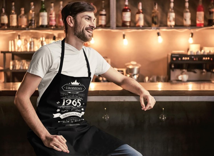 Fartuch na 60 urodziny prezent urodzinowy z napisem Urodzony w latach 1965 oryginalne części większość wciąż działa (2).jpg