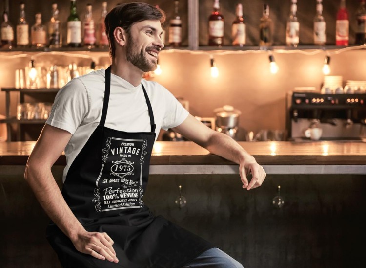 Fartuch na 50 urodziny prezent urodzinowy z napisem Premium vintage made in 1975 a star was born aged to perfection 100% genuine all original parts limited ed (1).jpg