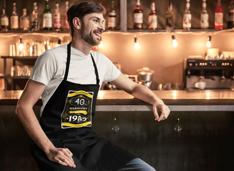 Fartuch na 40 urodziny prezent urodzinowy z napisem ŻYCIE ZACZYNA SIĘ PO 40-TCE NARODZINY LEGENDY 1985 (2).jpg